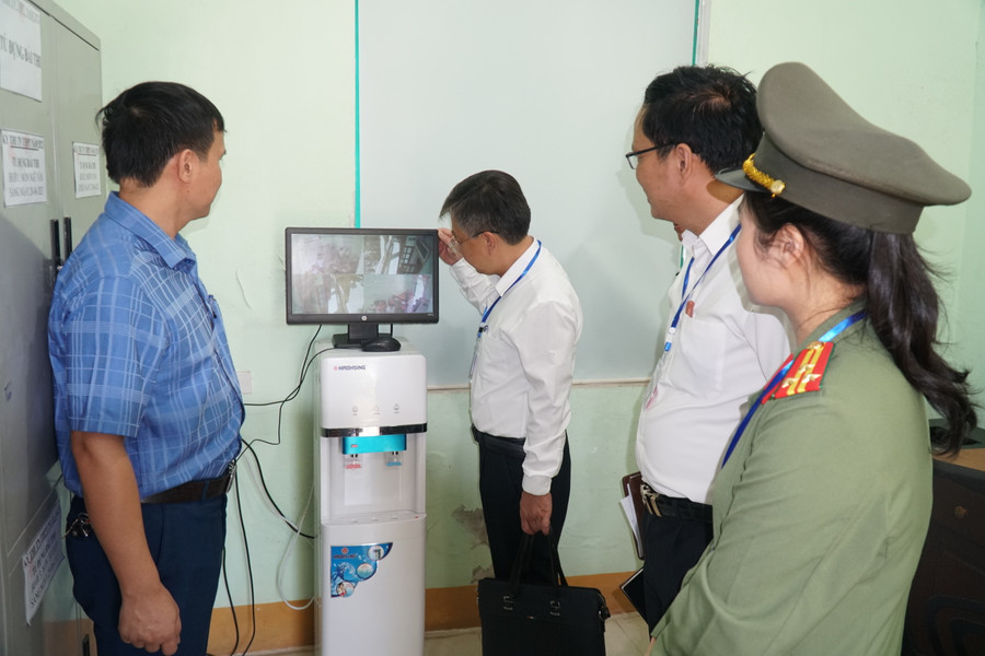 Đoàn kiểm tra Sở GD&ĐT Nghệ An kiểm tra công tác chuẩn bị thi tại Trường THPT Nghi Lộc 5, huyện Nghi Lộc. Ảnh: Hồ Lài. Đoàn kiểm tra Sở GD&ĐT Nghệ An kiểm tra công tác chuẩn bị thi tại Trường THPT Nghi Lộc 5, huyện Nghi Lộc. Ảnh: Hồ Lài.