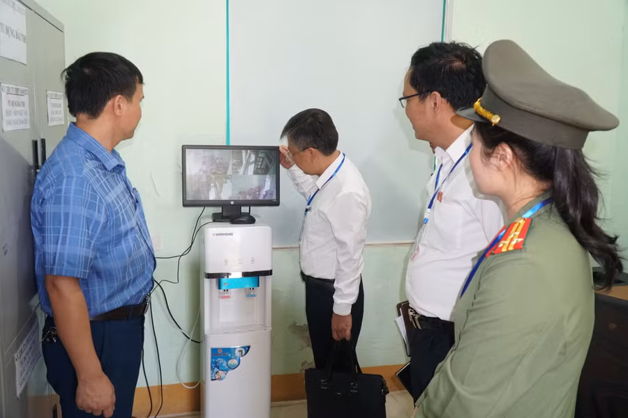 Đoàn kiểm tra Sở GD&amp;ĐT Nghệ An kiểm tra công tác chuẩn bị thi tại Trường THPT Nghi Lộc 5, huyện Nghi Lộc. Ảnh: Hồ Lài.