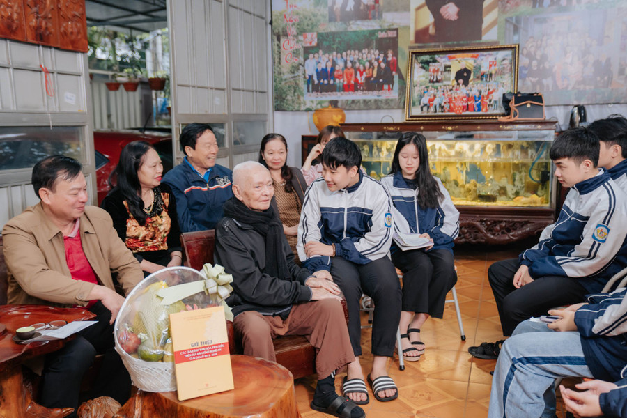 Nhóm tác giả cùng các bạn học trong lớp đến thăm gia đình văn hóa tiêu biểu tại TP Vinh, Nghệ An. Ảnh: NVCC.