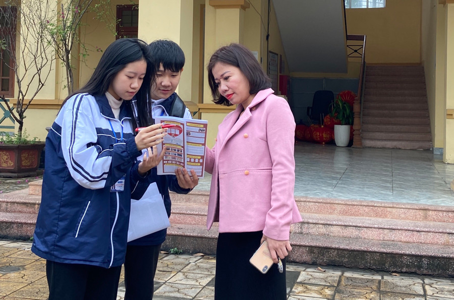 Nguyễn Đoàn Thùy Dương và Hồ Nam Quang Sáng còn có nhiều câu hỏi dành cho thầy cô giáo, phụ huynh để tìm hiểu quan điểm giữa các thế hệ. Ảnh: NVCC.