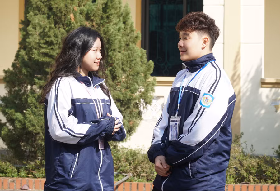 Hai bạn Nguyễn Đoàn Thùy Dương, Hồ Nam Quang Sáng (học sinh Trường THPT chuyên Phan Bội Châu) đưa vấn đề chữ hiếu vào thi Khoa học kỹ thuật cấp tỉnh năm học 2022-2023. Ảnh: Hồ Lài. Hai bạn Nguyễn Đoàn Thùy Dương, Hồ Nam Quang Sáng (học sinh Trường THPT chuyên Phan Bội Châu) đưa vấn đề chữ hiếu vào thi Khoa học kỹ thuật cấp tỉnh năm học 2022-2023. Ảnh: Hồ Lài.