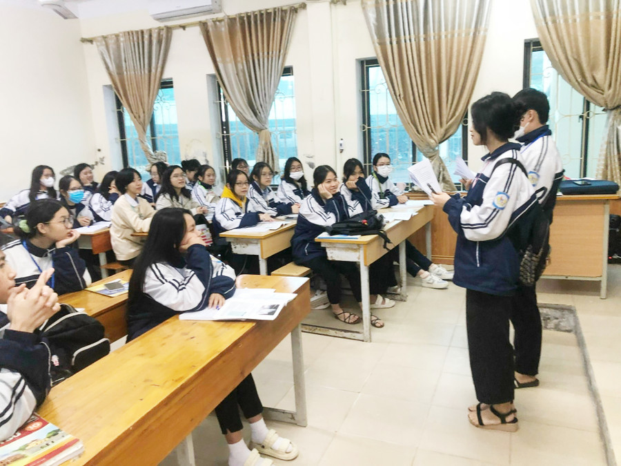 Nhóm tác giả phát phiếu khảo sát với những câu hỏi liên quan đến vấn đề hiếu nghĩa trong gia đình đến học sinh THPT trên địa bàn TP Vinh, Nghệ An. Ảnh: NVCC.