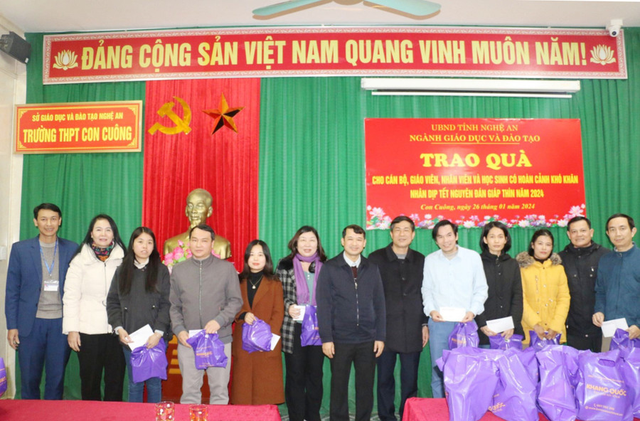 Những món quà tết được chuyển trao đến giáo viên khó khăn của huyện Con Cuông, Nghệ An. Ảnh: Hồ Lài Những món quà tết được chuyển trao đến giáo viên khó khăn của huyện Con Cuông, Nghệ An. Ảnh: Hồ Lài