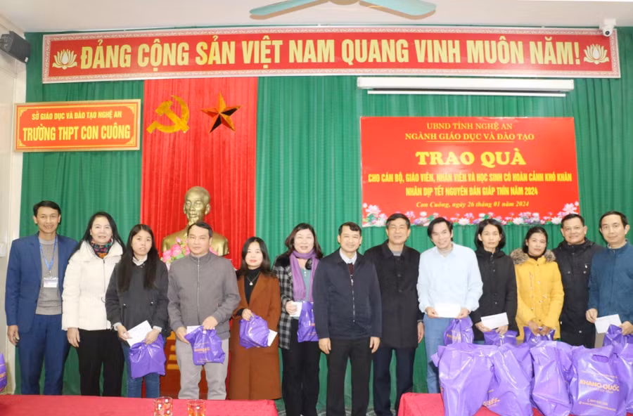 Những món quà tết được chuyển trao đến giáo viên khó khăn của huyện Con Cuông, Nghệ An. Ảnh: Hồ Lài