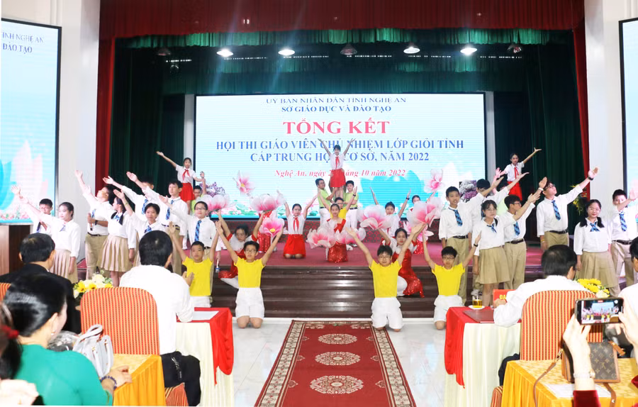 Hội thi giáo viên chủ nhiệm giỏi tỉnh Nghệ An cấp THCS là 1 hoạt động hướng tới kỷ niệm 40 năm Ngày nhà giáo Việt Nam.