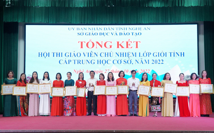 Trao giấy khen của Giám đốc Sở GD&ĐT Nghệ An cho cá nhân đạt thành tích xuất sắc tại hội thi giáo viên chủ nhiệm giỏi. Trao giấy khen của Giám đốc Sở GD&ĐT Nghệ An cho cá nhân đạt thành tích xuất sắc tại hội thi giáo viên chủ nhiệm giỏi.