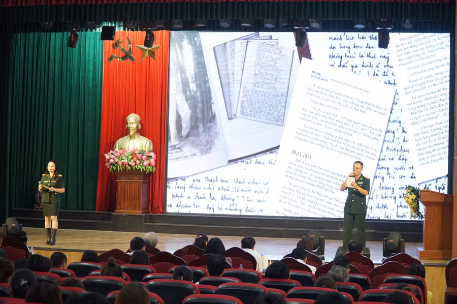 Cán bộ nhà văn hóa Quân khu IV giới thiệu sách "Mãi mãi tuổi hai mươi" - nhật ký của liệt sỹ Nguyễn Văn Thạc. Ảnh: Hồ Lài.