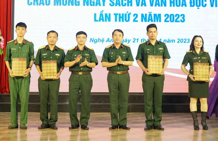 Trao thưởng cho bạn đọc tiêu biểu của Quân khu IV. Từ trước đến nay, đọc sách, nghe đài trở thành nền nếp, chế độ hằng ngày của các cơ quan, đơn vị quân đội. Ảnh: Hồ Lài.