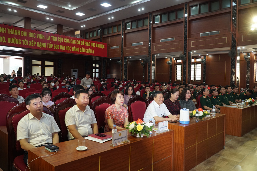 Các đại biểu dự lễ mít tinh Ngày Sách và Văn hóa đọc Việt Nam 2023 tại Trường ĐH Vinh. Ảnh: Hồ Lài.