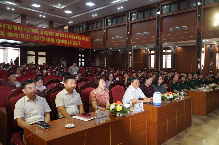 Các đại biểu dự lễ mít tinh Ngày Sách và Văn hóa đọc Việt Nam 2023 tại Trường ĐH Vinh. Ảnh: Hồ Lài.