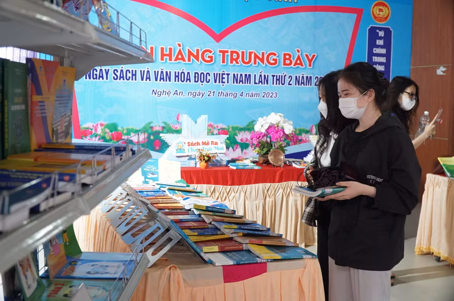 Ngày sách Việt Nam đã được Trường Đại học Vinh, các đơn vị thuộc và trực thuộc tổ chức với nhiều hình thức phong phú, đa dạng, thiết thực, hiệu quả. Ảnh: Hồ Lài.