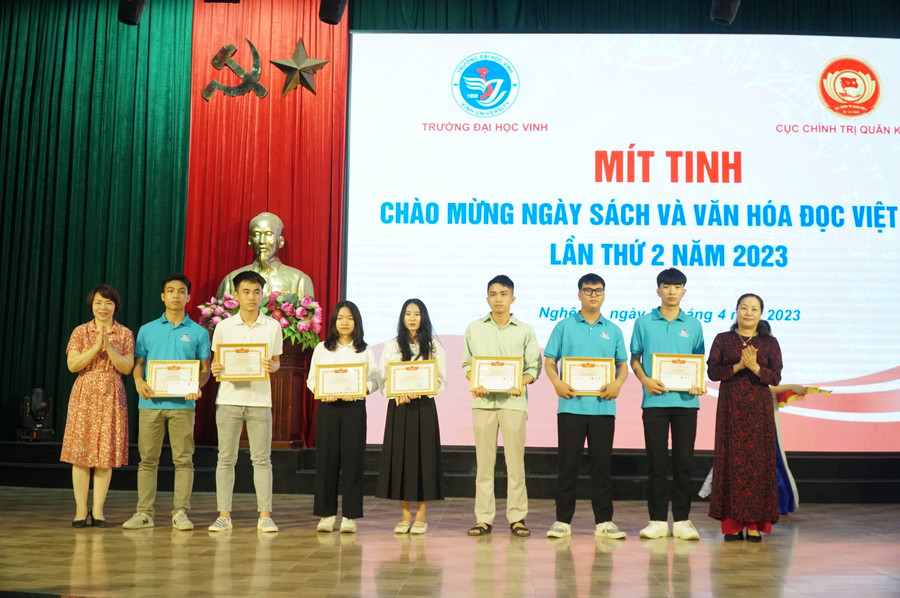 Trao thưởng cho sinh viên có đóng góp trong phong trào phát triển văn hóa đọc. Ảnh: Hồ Lài.