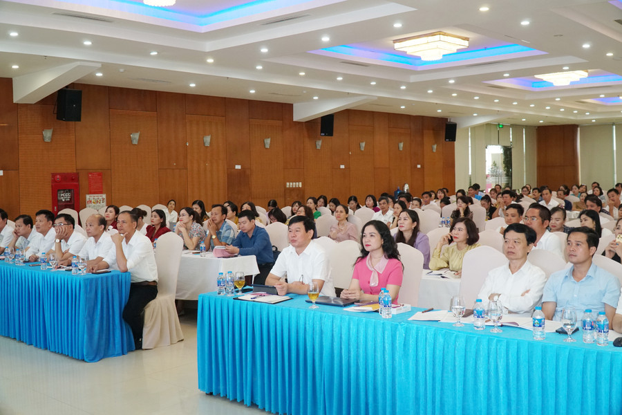 Hội nghị có sự tham gia của các đại biểu là cán bộ quản lý, giáo viên tiểu học cốt cán trên địa bàn tỉnh Nghệ An. Ảnh: Hồ Lài.