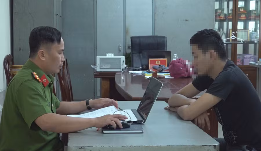 Dư Minh Hoàng tại cơ quan công an. (Ảnh: H.P)