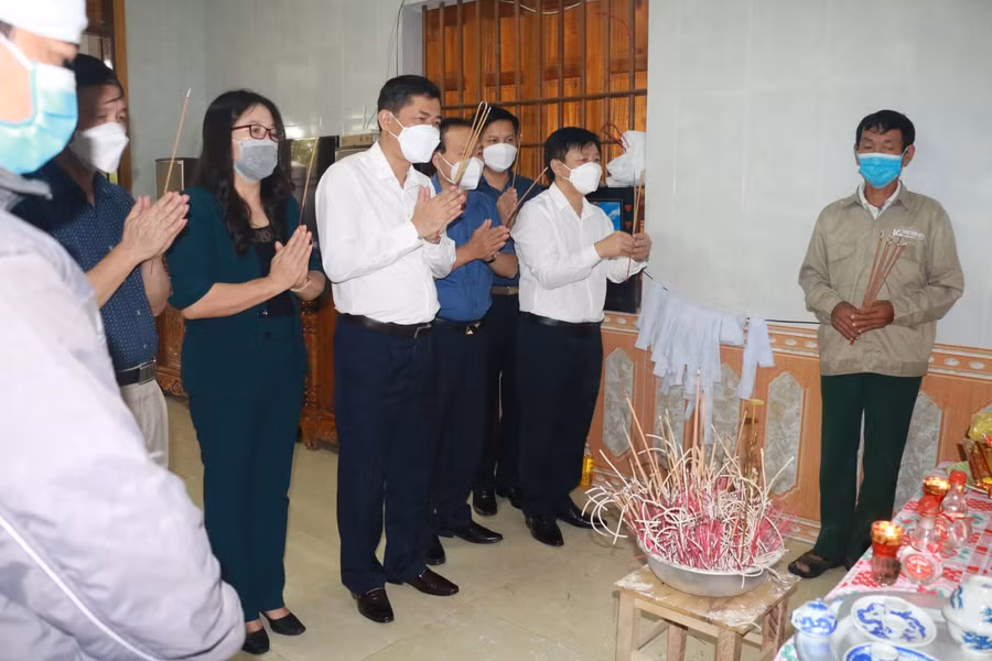 Đoàn công tác Sở GD&amp;ĐT Nghệ An đến viếng em Q. không may gặp nạn tử vong