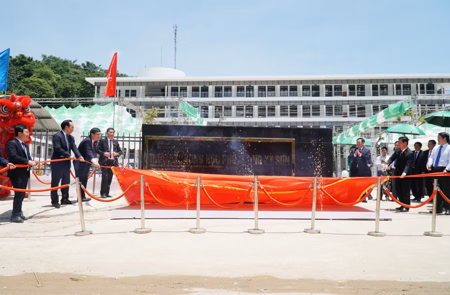 Chủ tịch Quốc hội Vương Đình Huệ đánh trống khai giảng năm học mới 2022-2023 tại Trường THPT Kỳ Sơn (huyện Kỳ Sơn, Nghệ An).