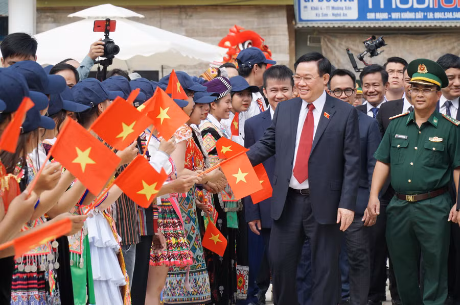 Chủ tịch Quốc hội Vương Đình Huệ thăm, động viên học sinh Trường THPT Kỳ Sơn nhân dịp chào mừng năm học mới.