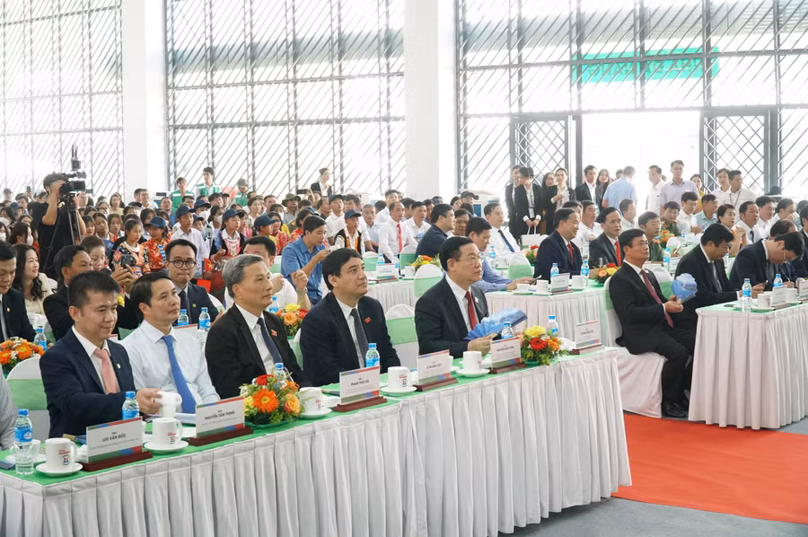 Các đại biểu về tham dự Lễ Khai giảng năm học 2022-2023 và khánh thành, bàn giao công trình Trường THPT Kỳ Sơn, Nghệ An.