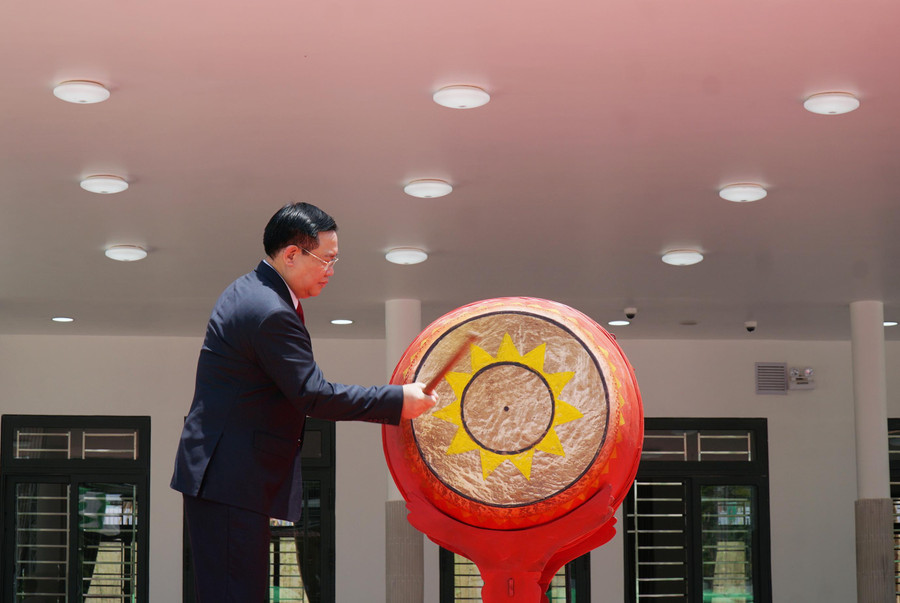 Chủ tịch Quốc hội Vương Đình Huệ đánh trống khai giảng năm học mới 2022-2023 tại Trường THPT Kỳ Sơn (Nghệ An). Chủ tịch Quốc hội Vương Đình Huệ đánh trống khai giảng năm học mới 2022-2023 tại Trường THPT Kỳ Sơn (Nghệ An).