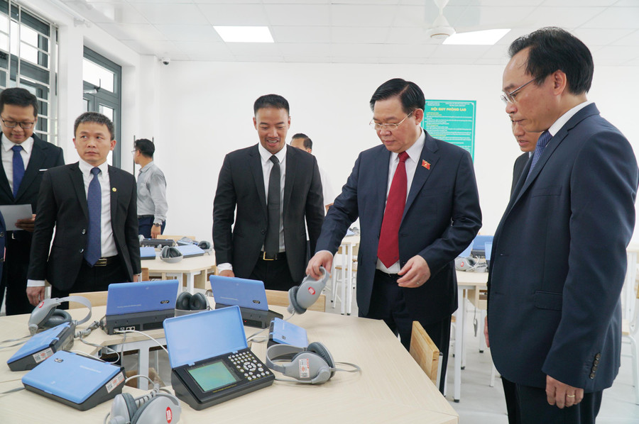 Chủ tịch Quốc hội Vương Đình Huệ và Thứ trưởng Bộ GD&ĐT Hoàng Minh Sơn thăm, kiểm tra cơ sở vật chất mới tại Trường THPT Kỳ Sơn. Chủ tịch Quốc hội Vương Đình Huệ và Thứ trưởng Bộ GD&ĐT Hoàng Minh Sơn thăm, kiểm tra cơ sở vật chất mới tại Trường THPT Kỳ Sơn.