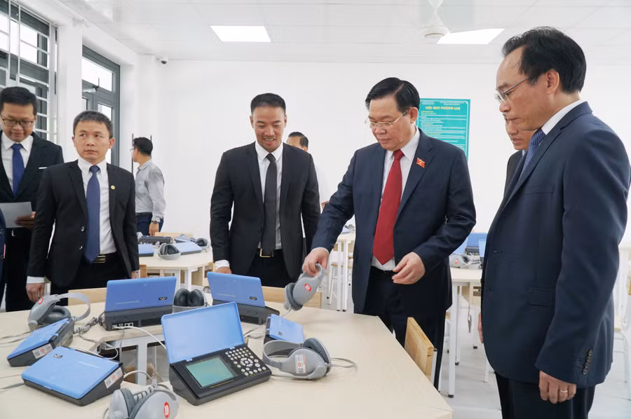 Chủ tịch Quốc hội Vương Đình Huệ và Thứ trưởng Bộ GD&amp;ĐT Hoàng Minh Sơn thăm, kiểm tra cơ sở vật chất mới tại Trường THPT Kỳ Sơn.