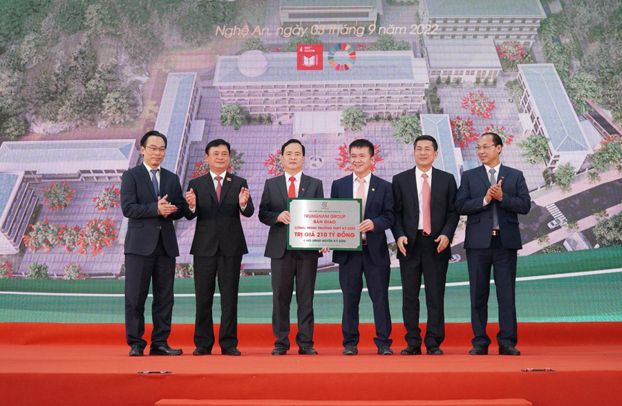Bàn giao công trình Trường THPT Kỳ Sơn (huyện Kỳ Sơn, Nghệ An) với tổng trị giá 210 tỷ đồng. Bàn giao công trình Trường THPT Kỳ Sơn (huyện Kỳ Sơn, Nghệ An) với tổng trị giá 210 tỷ đồng.