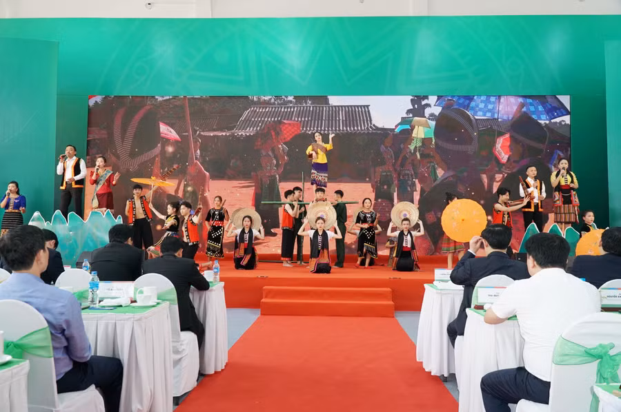 Trường THPT Kỳ Sơn có hơn 1.000 học sinh, chủ yếu là con em đồng bào dân tộc Thái, Mông, Khơ mú... đến từ 21 xã, thị trấn trong huyện. Trước khi có trường mới, phần lớn học sinh phải thuê trọ xung quanh trường để đi học, vì chưa có nhà ở nội trú.