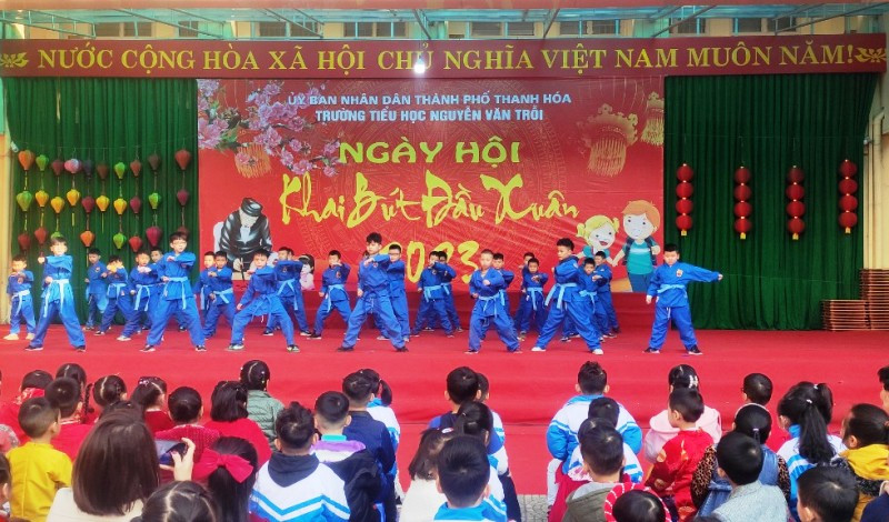 Tiết mục trình diễn võ thuật của học sinh nhà trường. Tiết mục trình diễn võ thuật của học sinh nhà trường.
