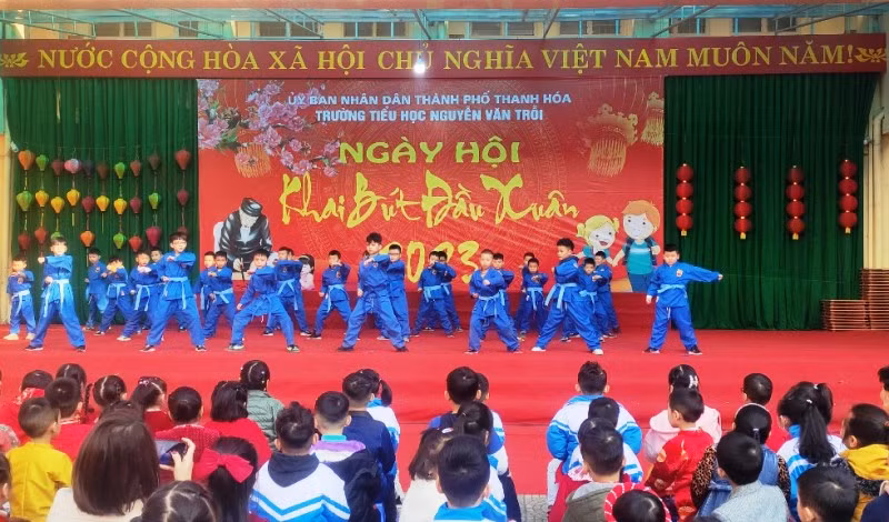 Tiết mục trình diễn võ thuật của học sinh nhà trường.