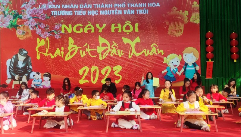 Cô và trò nhà trường cùng thực hiện viết chữ thư pháp đầu xuân 2023. Cô và trò nhà trường cùng thực hiện viết chữ thư pháp đầu xuân 2023.