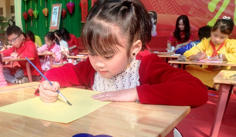 Học sinh nhà trường tập viết chữ thư pháp. Học sinh nhà trường tập viết chữ thư pháp.