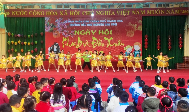 Tiết mục nhảy Rumba của học sinh nhà trường. Tiết mục nhảy Rumba của học sinh nhà trường.