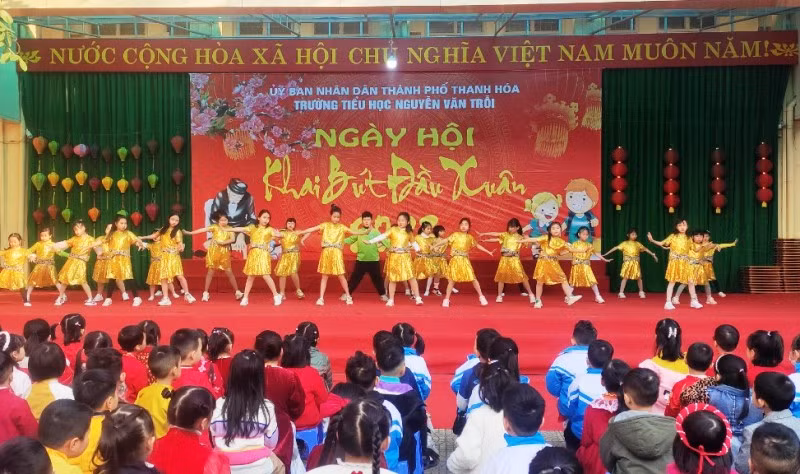 Tiết mục nhảy Rumba của học sinh nhà trường.