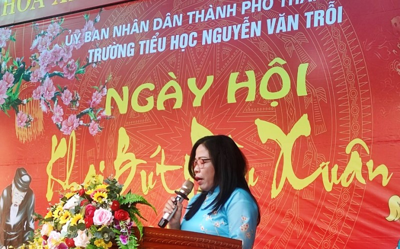 Cô Nguyễn Thị Hiền - Hiệu trưởng nhà trường đọc diễn văn khai mạc "Ngày hội khai bút đầu xuân 2023". Cô Nguyễn Thị Hiền - Hiệu trưởng nhà trường đọc diễn văn khai mạc "Ngày hội khai bút đầu xuân 2023".
