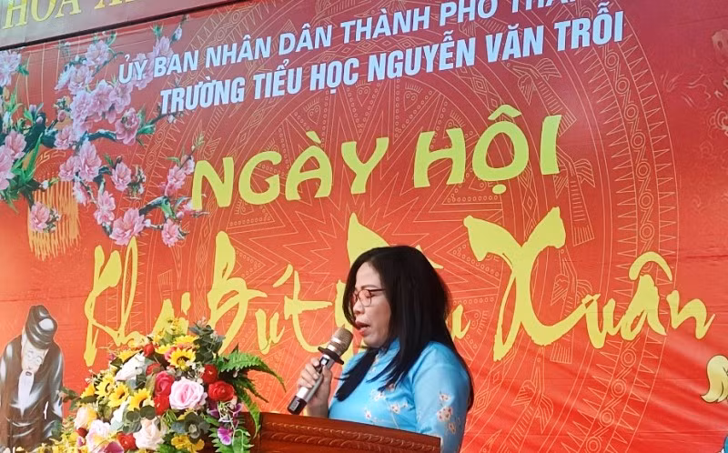 Cô Nguyễn Thị Hiền - Hiệu trưởng nhà trường đọc diễn văn khai mạc "Ngày hội khai bút đầu xuân 2023".