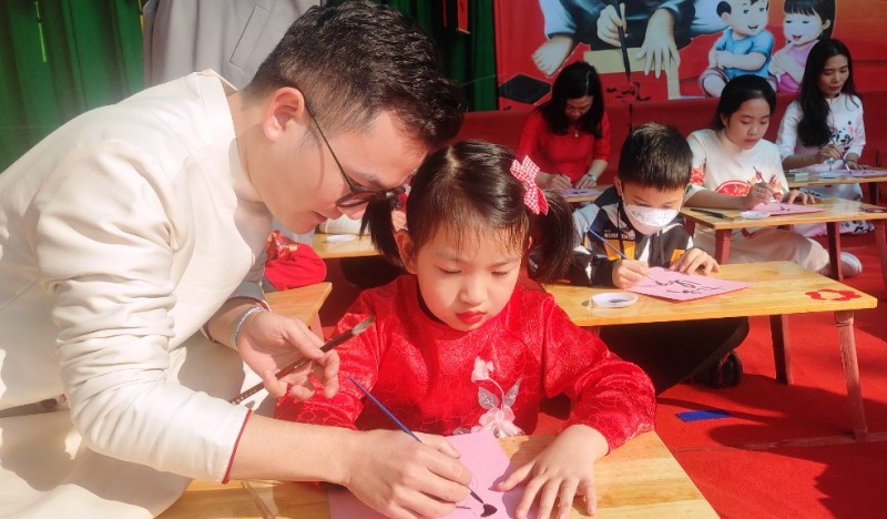 Thành viên Câu lạc bộ Thư pháp TP Thanh Hóa hướng dẫn học sinh viết chữ thư pháp. Thành viên Câu lạc bộ Thư pháp TP Thanh Hóa hướng dẫn học sinh viết chữ thư pháp.