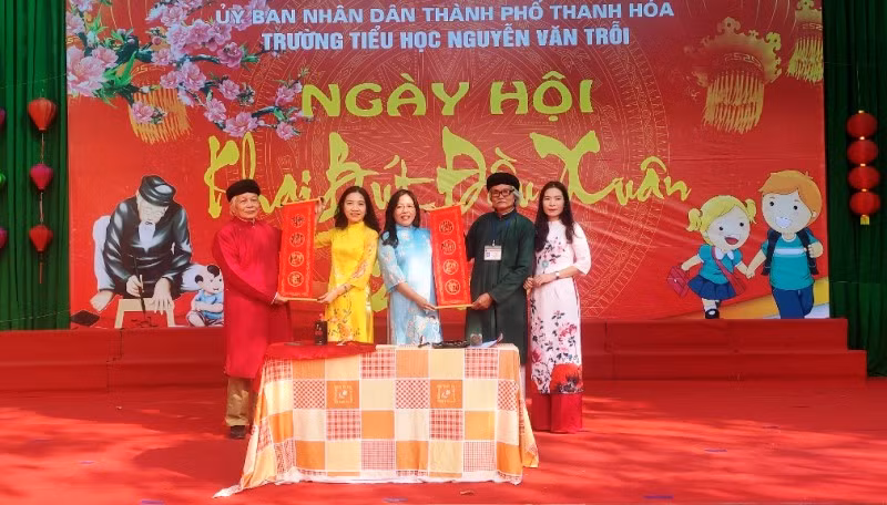 Câu lạc bộ thư pháp TP Thanh Hóa tặng chữ cho Trường Tiểu học Nguyễn Văn Trỗi, TP Thanh Hóa.