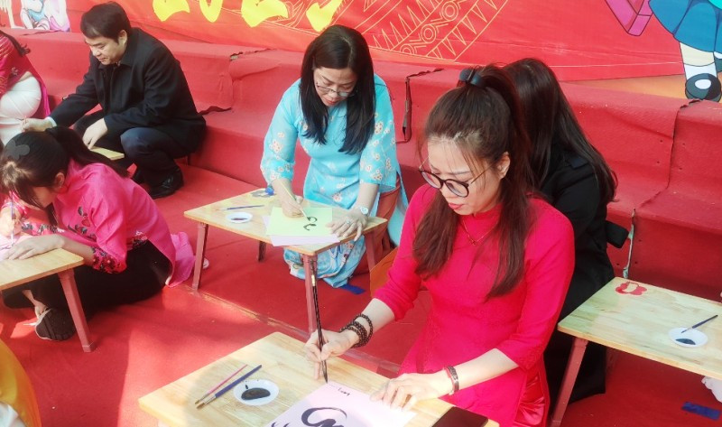 Giáo viên nhà trường cũng tham gia viết chữ thư pháp. Giáo viên nhà trường cũng tham gia viết chữ thư pháp.