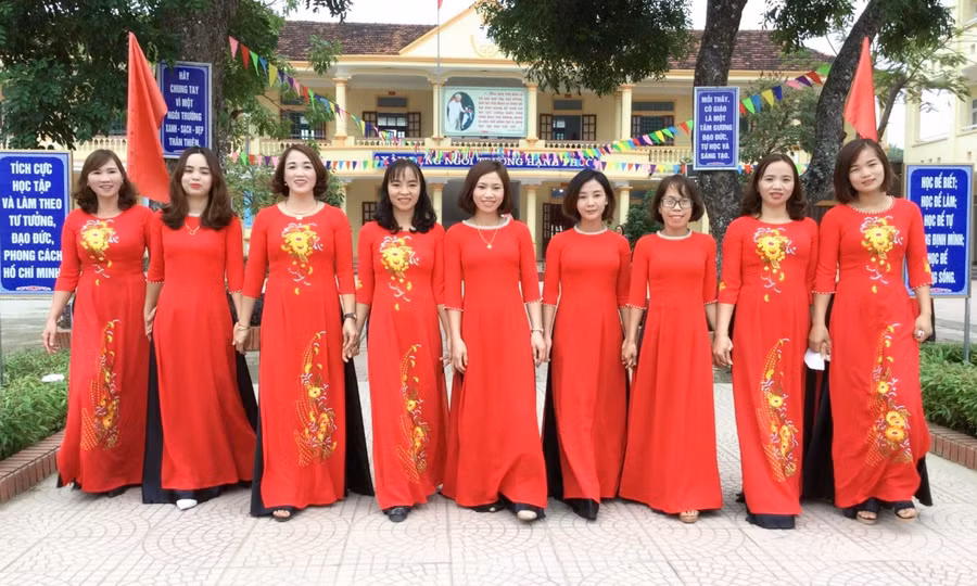 Cô Trần Thị Đa (thứ 3 từ trái sang) cùng cán bộ nữ giáo viên Trường Tiểu học Nhân Thành, huyện Yên Thành, Nghệ An.