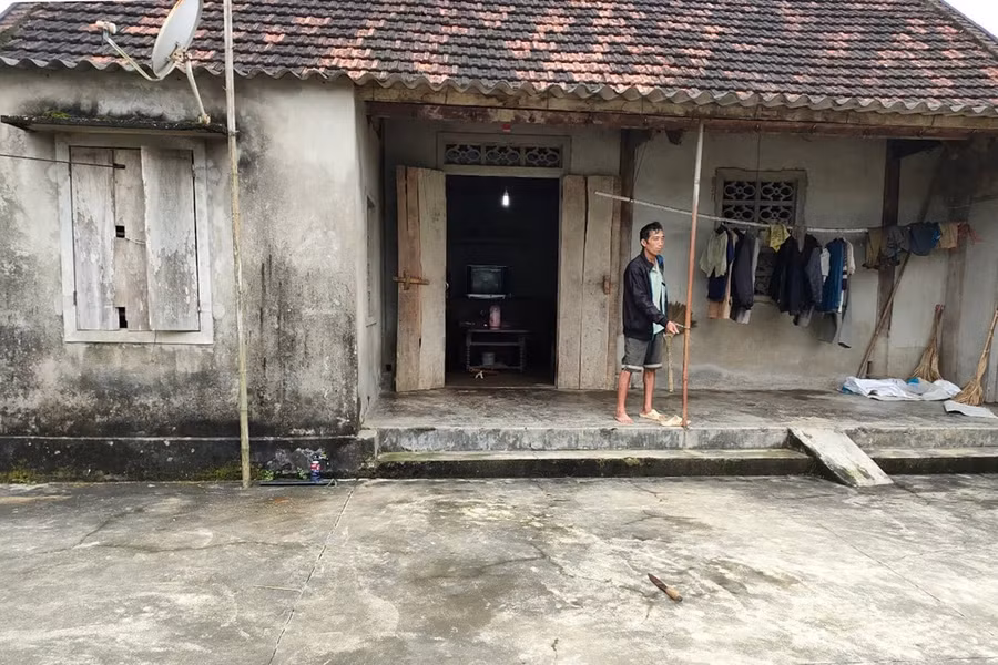 Nghi phạm Trần Văn Ngự tại nơi xảy ra vụ việc.