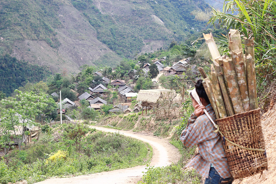 Cuộc sống khó khăn khiến một số phụ nữ vùng cao Nghệ An rời bản làng vượt biên trái phép sang Trung Quốc
