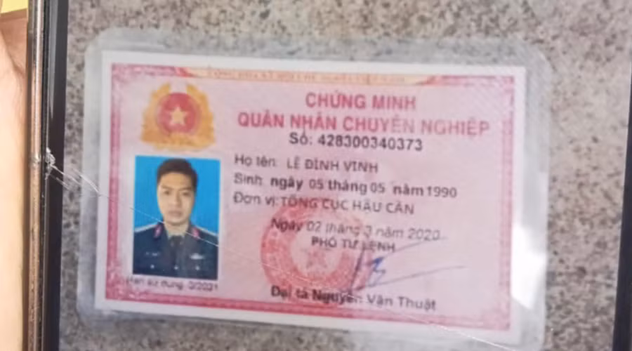 Ảnh thẻ Chứng minh quân nhân chuyên nghiệp giả mạo, mang tên Lê Đình Vinh, đơn vị Tổng cục Hậu cần. (Ảnh: H.P)