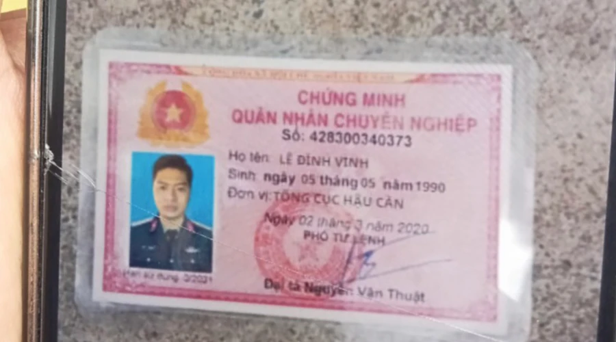 Ảnh thẻ Chứng minh quân nhân chuyên nghiệp giả mạo, mang tên Lê Đình Vinh, đơn vị Tổng cục Hậu cần. (Ảnh: H.P)