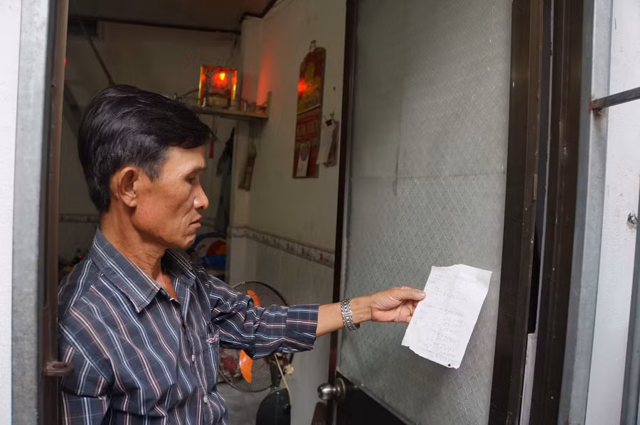 Một người dân ở khu trọ tại TP Thủ Đức, TPHCM. Ảnh: Lê Nam