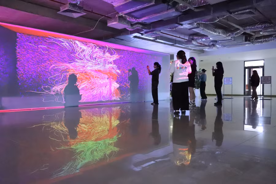Sinh viên tham quan triển lãm ArtTech Fusion 2023. Ảnh: UEH