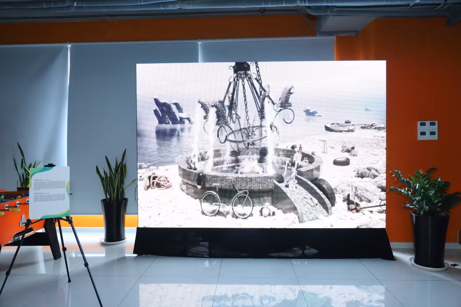 Một tác phẩm được trưng bày tại ArtTech Fusion 2023. Ảnh: UEH