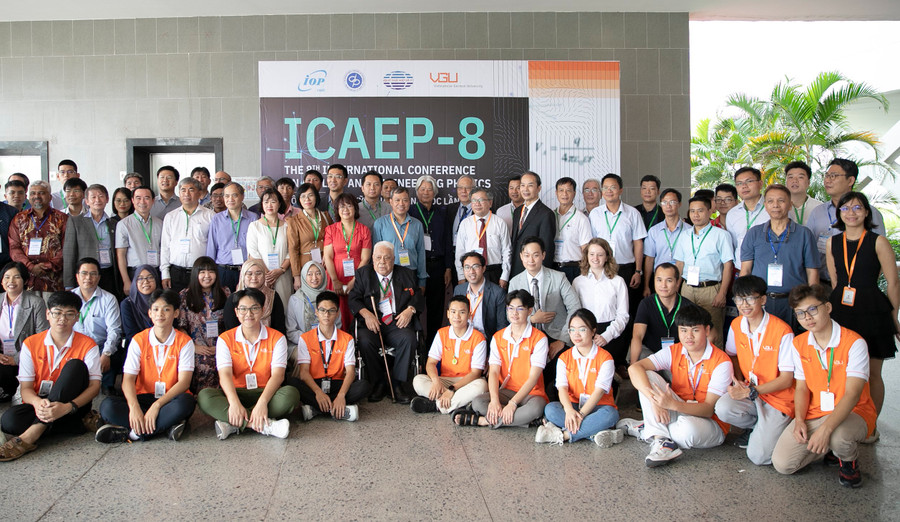 Các đại biểu tham gia hội nghị và sinh viên Trường Đại học Việt Đức chụp hình lưu niệm. Ảnh: Mạnh Tùng