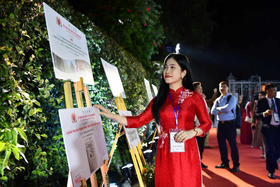 Niềm vui của các thầy cô giáo dự chương trình Thay lời tri ân "Tôi chọn nghề giáo". Niềm vui của các thầy cô giáo dự chương trình Thay lời tri ân "Tôi chọn nghề giáo".