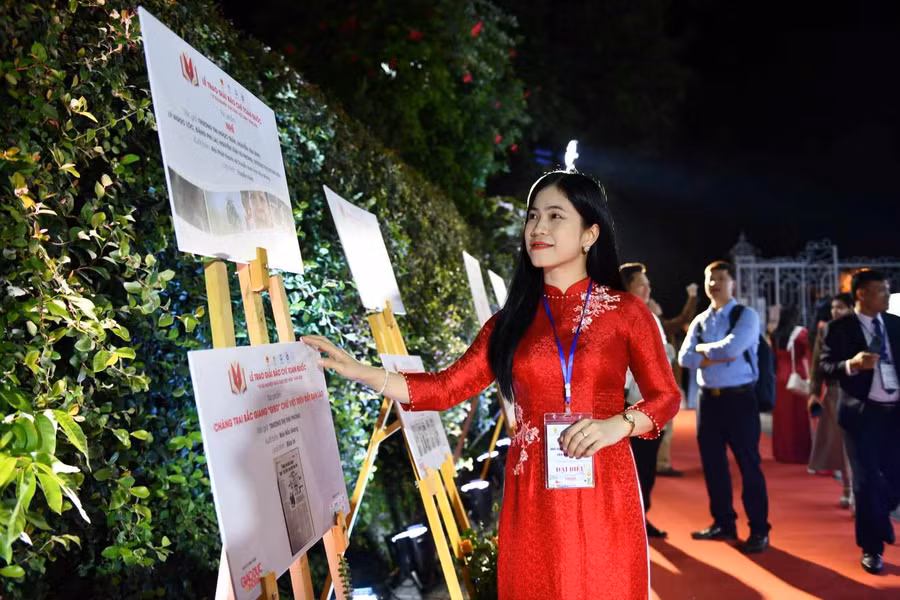 Niềm vui của các thầy cô giáo dự chương trình Thay lời tri ân "Tôi chọn nghề giáo".