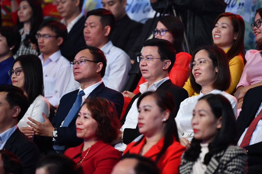 Chương trình có sự hiện diện của 200 thầy cô giáo tiêu biểu đại diện cho 1,2 triệu giáo viên, cán bộ quản lý giáo dục trong cả nước. Chương trình có sự hiện diện của 200 thầy cô giáo tiêu biểu đại diện cho 1,2 triệu giáo viên, cán bộ quản lý giáo dục trong cả nước.